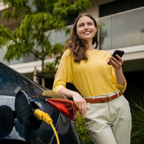 "E-Auto-Besitzerin registriert sich mit dem Smartphone einfach für die THG-Prämie von MONTANA