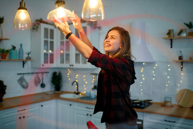 Frau wechselt eine Glühbirne – Headerbild für MONTANA Ökostrom Angebote für Ihr Zuhause