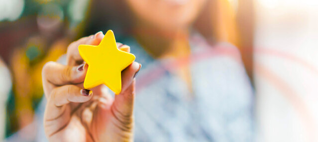 Hand hält einen Stern – Symbol für die vielfachen Auszeichnungen von MONTANA als Top-Energieversorger