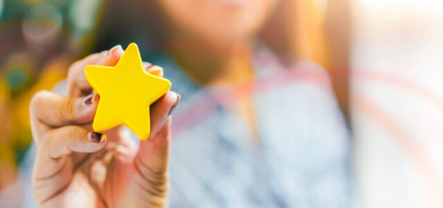 Hand hält einen Stern – Symbol für die vielfachen Auszeichnungen von MONTANA als Top-Energieversorger