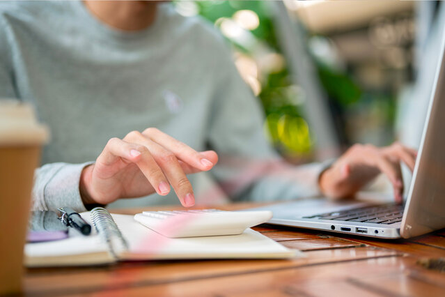 Person tippt auf Laptop – Symbol für die bequeme Nutzung der MONTANA Online-Services wie Zählerstand melden