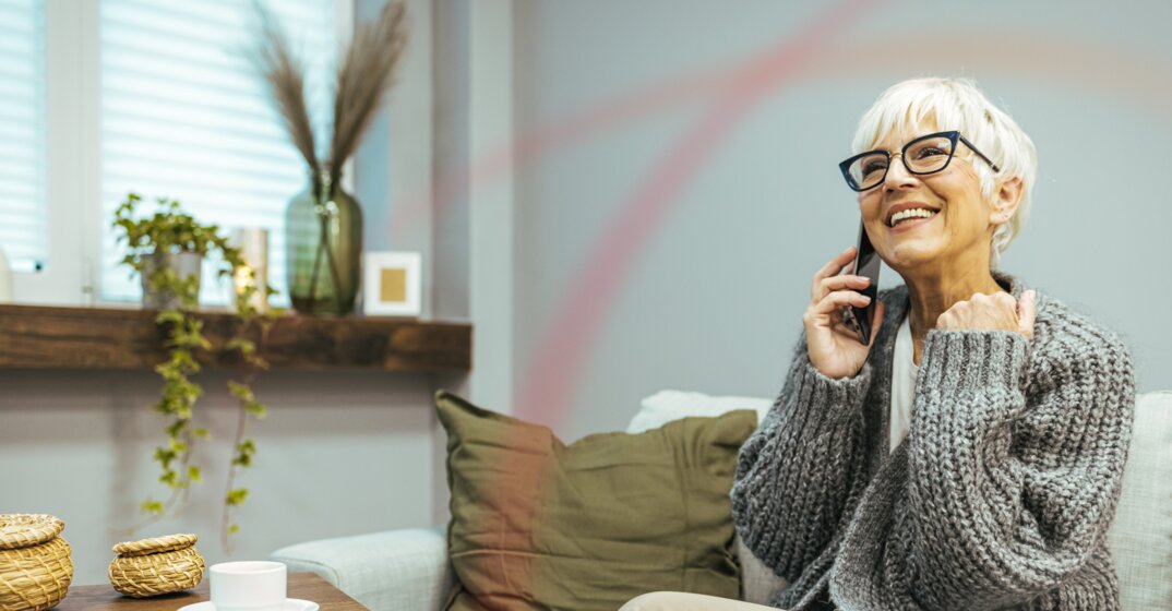 Erleichterte Frau telefoniert lächelnd – MONTANA Heizöl-Notlieferung bei unerwartet leerem Tank