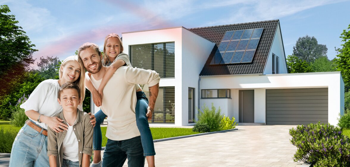 Glückliche Familie vor einem modernen Haus mit Photovoltaikanlage auf dem Dach – MONTANA Haustechnik für Heizung und Solar