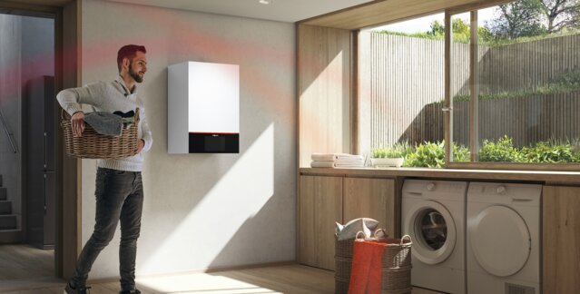 Platzsparende, moderne Gasheizung als Wandgerät im hellen Hauswirtschaftsraum