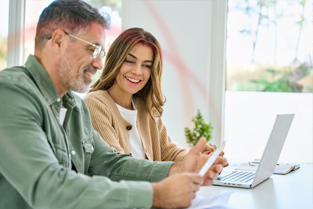 Paar nutzt den MONTANA Heizungsrechner zur Ermittlung der Kosten für eine neue Heizung