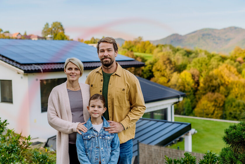 Ein Paar vor seinem Eigenheim mit Photovoltaikanlage auf dem Dach – MONTANA Beratung und Installation von PV-Anlagen in München und Umgebung