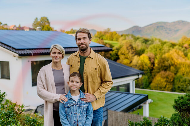 Ein Paar vor seinem Eigenheim mit Photovoltaikanlage auf dem Dach – MONTANA Beratung und Installation von PV-Anlagen in München und Umgebung