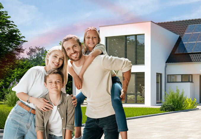Glückliche Familie vor einem modernen Haus mit Photovoltaikanlage auf dem Dach – MONTANA Haustechnik für Heizung und Solar