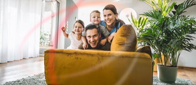 Eine glückliche Familie entspannt in ihrem Eigenheim – Zuverlässige Energieversorgung mit Ökostrom, Erdgas und Heizöl von MONTANA