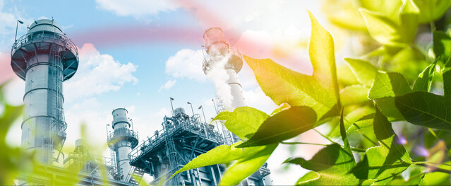 Gegenüberstellung einer Industrieanlage und leuchtend grünen Blättern – Umweltfreundliche Schmierstoffe und Reraffinate zur CO2-Reduzierung