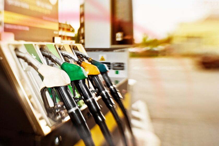 Nahaufnahme von mehreren Zapfpistolen an einer Tankstelle – MONTANA Premium-Kraftstoffe für Geschäftskunden wie Speditionen und freie Tankstellen