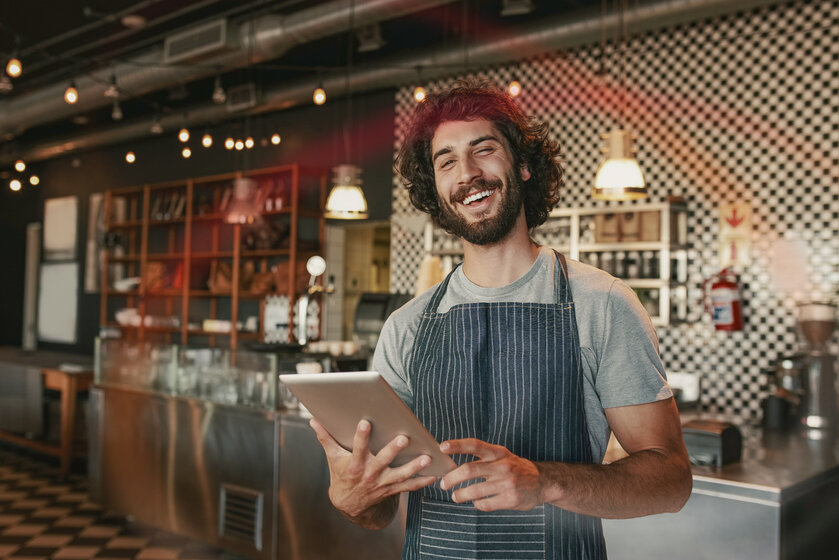 Zufriedener Gastronom verwaltet seinen Gewerbegas-Tarif einfach online per Tablet