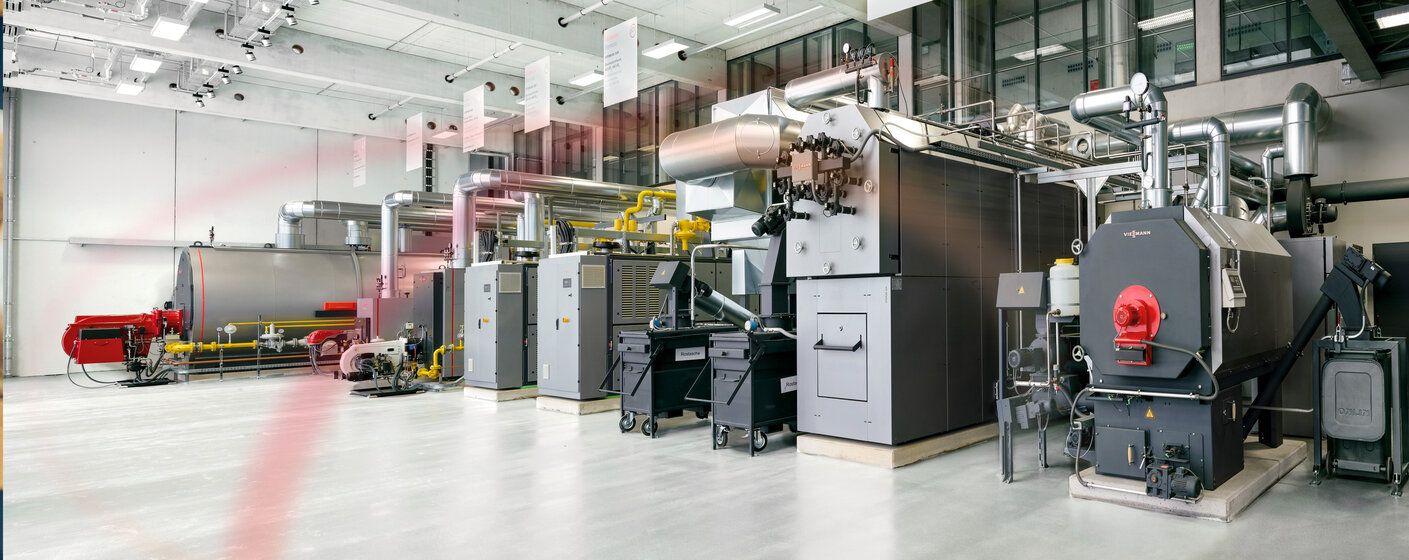 Moderne Heizzentrale mit Großkesseln und Rohrleitungen – MONTANA Haustechnik und Gebäudetechnik für Unternehmen