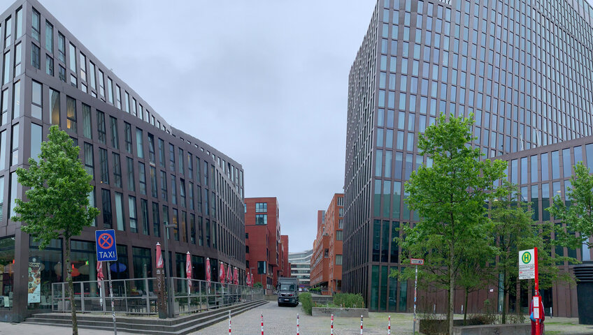 Nächtliche Panoramaaufnahme des Hamburger Hafens und der Elbe – MONTANA bei den Hamburger Verwaltertagen des BVI für Immobilienexperten