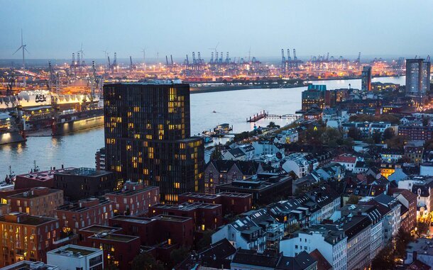 Nächtliche Panoramaaufnahme des Hamburger Hafens und der Elbe – MONTANA bei den Hamburger Verwaltertagen des BVI für Immobilienexperten